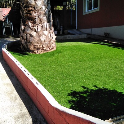 Instalado césped artificial.