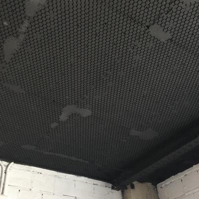 Techo de corcho con cañerías vistas