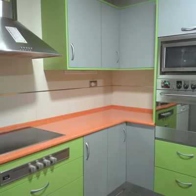 Cocina en tres colores super alegre