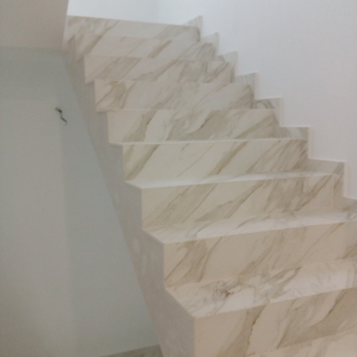 Escalera en neolith statuario