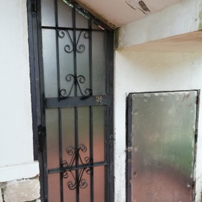 Reforma de puerta reja y armado de puerta bajo escalera