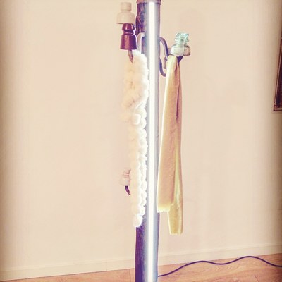 Perchero retrofuturista