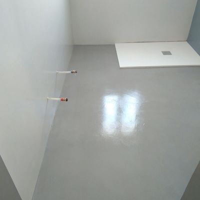 Baño de microcemento en varios tonos