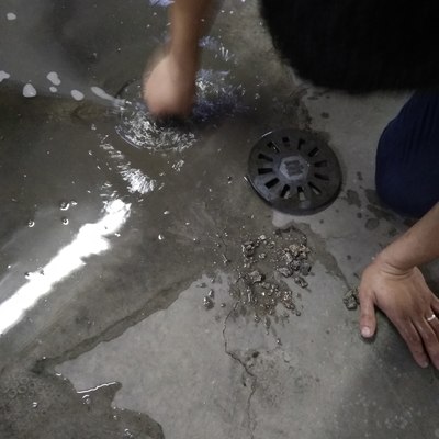 Obstrucción de piedras y restos en desagüe