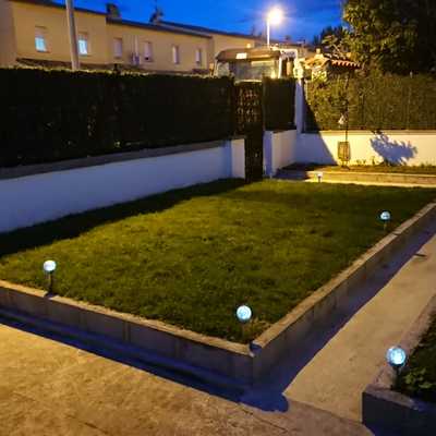 Reparación de muro roto, levantamiento de vallado símil césped y construcción de jardinera baja para zona verde.