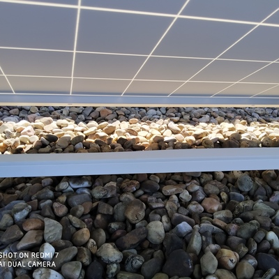 Cables protegidos en instalación solar en cubierta