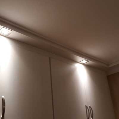 Puertas en pino cervino con cierre amortiguado