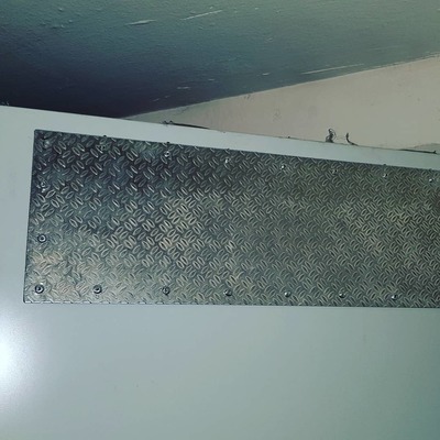 Instalación  de muelle puerta de acceso a zona común