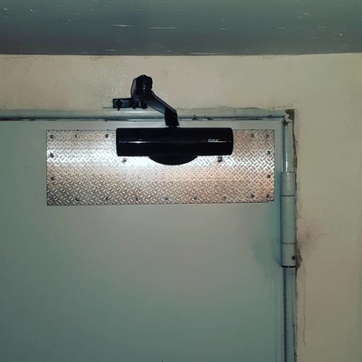 Instalación  muelle puerta de acceso zona comun