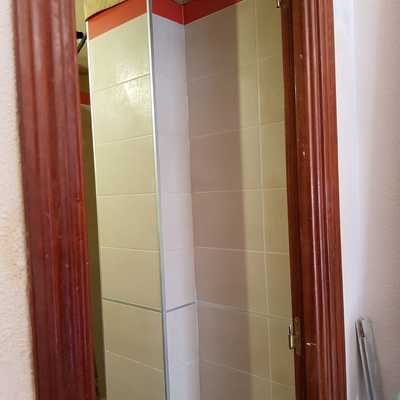 Diseño moderno de baño encasa antigua