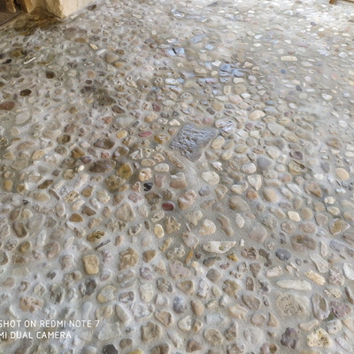 Colocación piedra del río