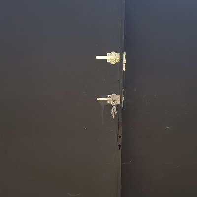 Cerrojos instalados en puerta de cancela