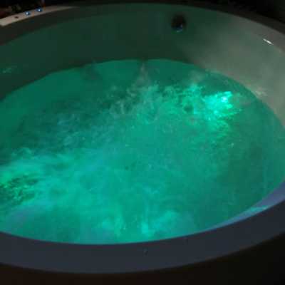 Jacuzzi con luces LED.