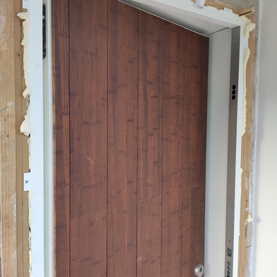 Portón de entrada forrado en bambú