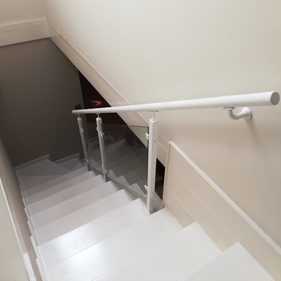 Barandilla acero lacado y vidrio