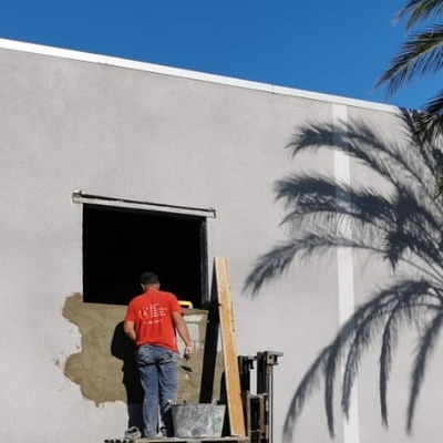 Reparación fachada y agrandamiento de ventanas