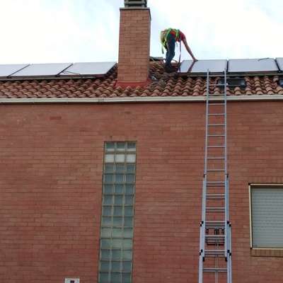 Instalación de placas solares en bifamiliar