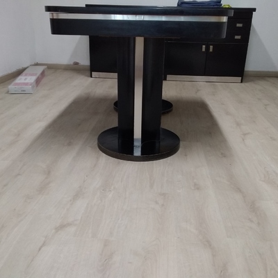 Pavimento flotante resiste al agua