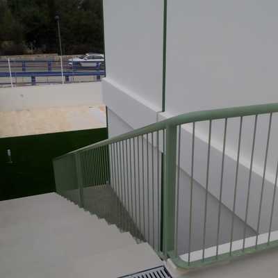 Barandilla tubular con barrote guiado