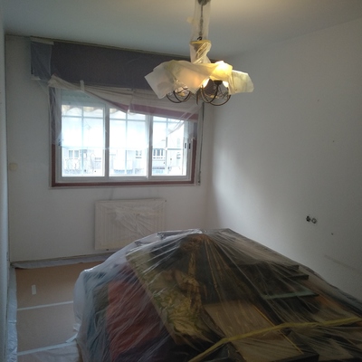 Habitación tapada y preparada para pintar