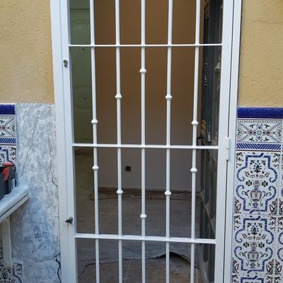 Reja barrote macizo y dos cerraduras