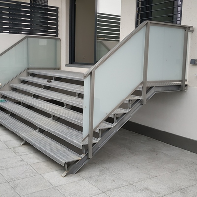 Escalera con barandilla de cristal