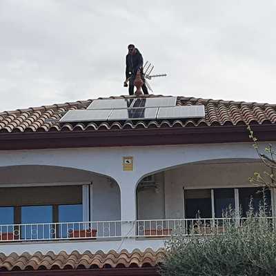 PLACAS FOTOVOLTAICA EN VIVIENDA UNIFAMILIAR