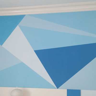 pintura en tonos azules de figuras geométricas