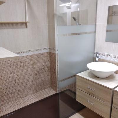 cambio de bañera por plato de ducha tonos marrones