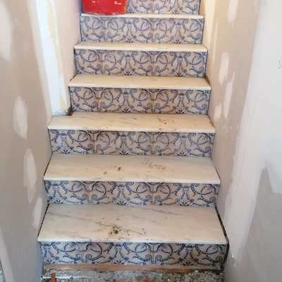 Escaleras con cenefas y mármol.