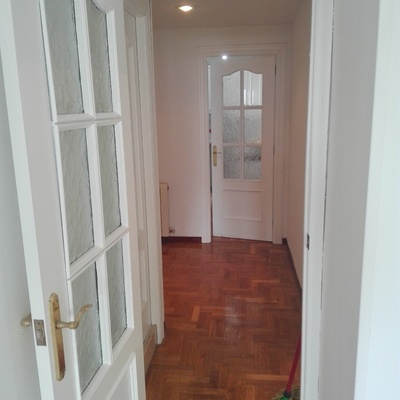 Pintura de pasillo y puertas en blanco