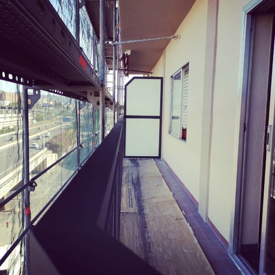 Separador de balcones y barandilla