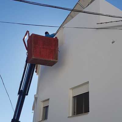 pintado con grua en farmacia