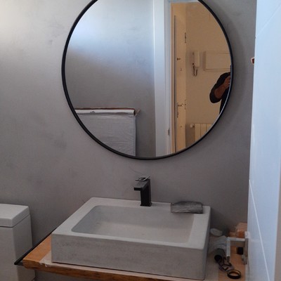 Baño en piso Madrid con microcemento