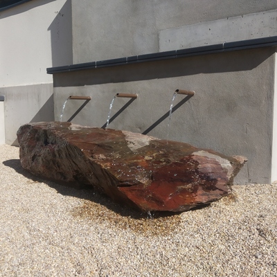 Piedra fuente del jardín