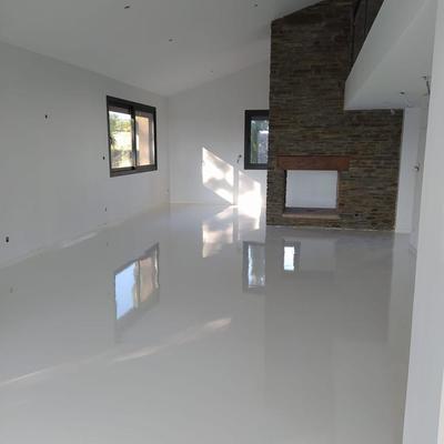 Pavimento blanco liso