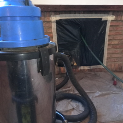 Sistema de deshollinado en chimenea abierta