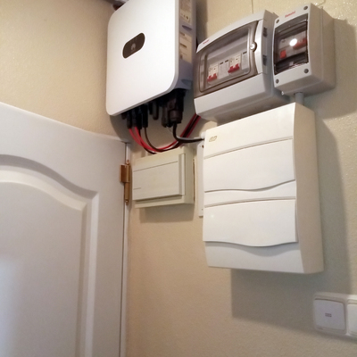 Inversor Huawei 5 kw y cuadros de seguridad.