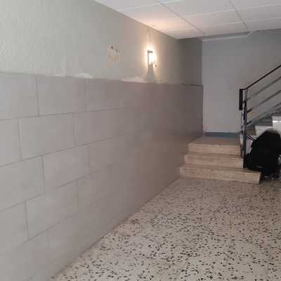 Colocación de azulejos en comunidad de vecinos en Reus