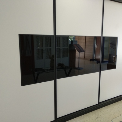 Armario corredera con cristal lacobel negro