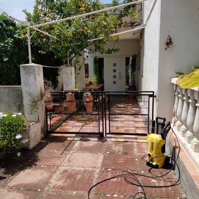 Patio con puerta principal de aluminio