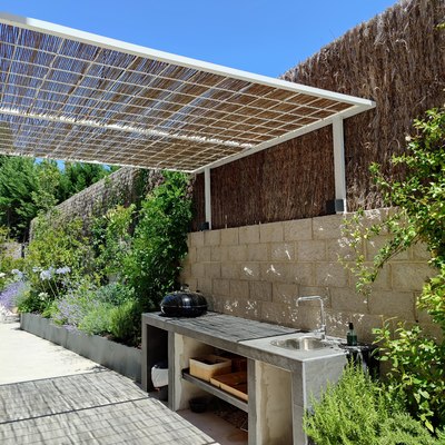 Barbacoa de obra y pérgola