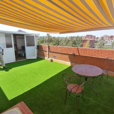 Colocación de césped artificial en terraza de 32 mm