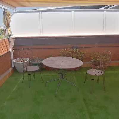 Aplicaciones de pintura moderna martillada en color óxido en mesa y sillas de terraza