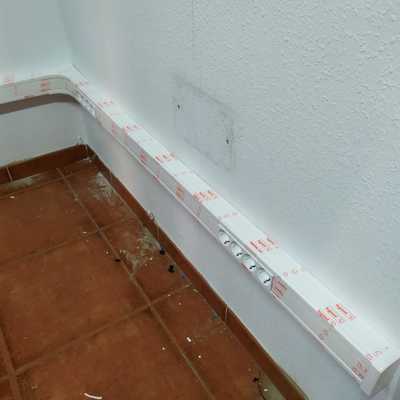 Canaleta con enchufes integrados
