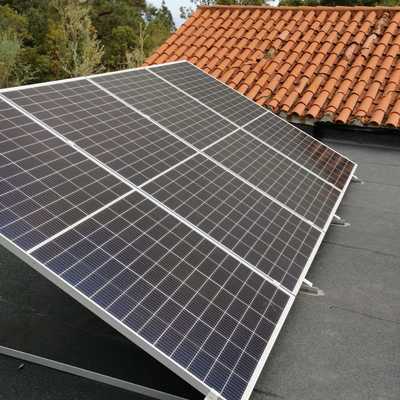 String de paneles solares en instalacion aislada