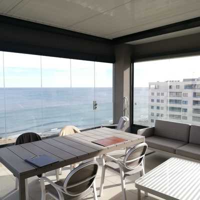 Pérgola bioclimática, cortina de cristal y decoración de espacio