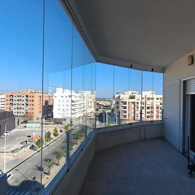 Cortina de cristal en perfilería blanca