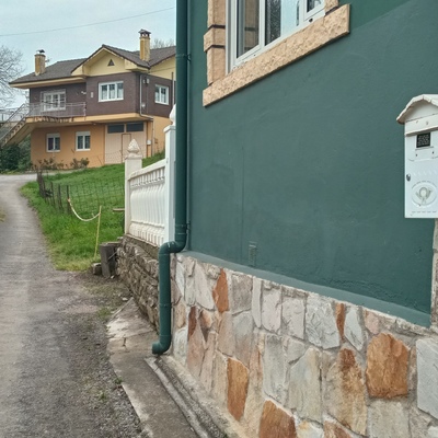 Arreglo capilaridad fachada en Vega de Villafufre