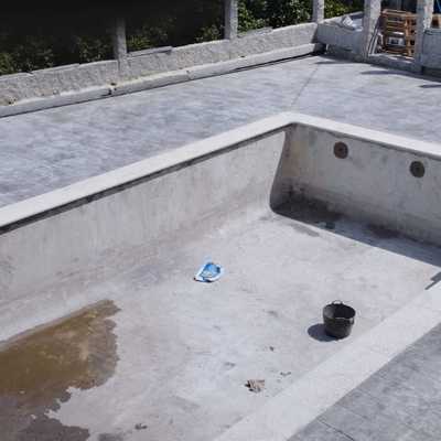 Molde piedra en playa piscina